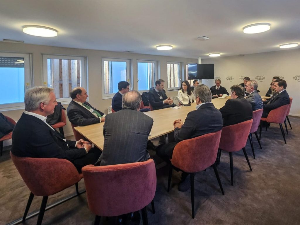 Ejecutivos españoles muestran a Cuerpo y López su inquietud por la crisis causada por Trump y UE.