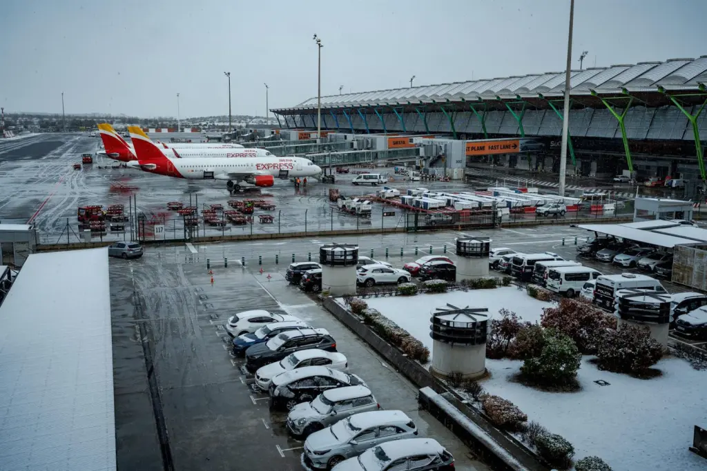 El aeropuerto de Madrid opera con normalidad en sus cuatro pistas tras el temporal de nieve