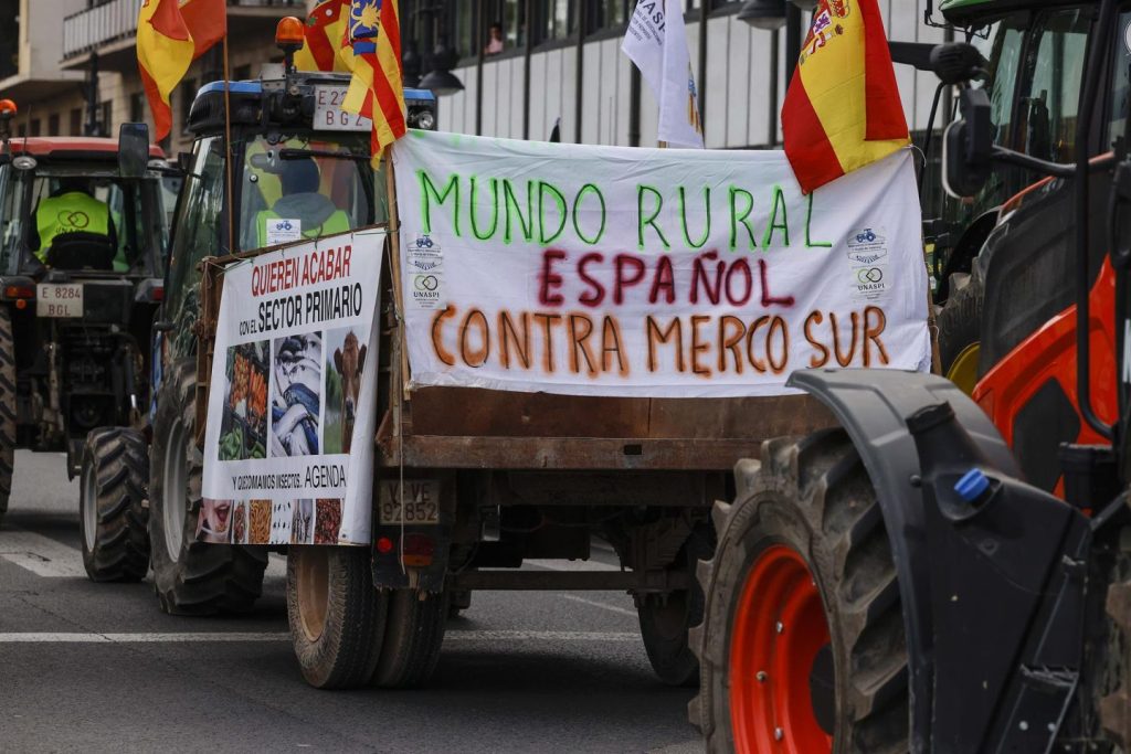 El campo sale a las calles con tractoradas en protesta contra los recortes de la PAC y Mercosur