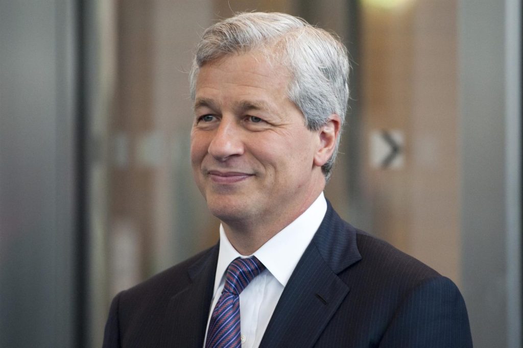 El CEO de JPMorgan prevé recortes de empleo por la IA en la banca, aunque no de forma inmediata