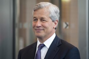El CEO de JPMorgan prevé recortes de empleo por la IA en la banca, aunque no de forma inmediata