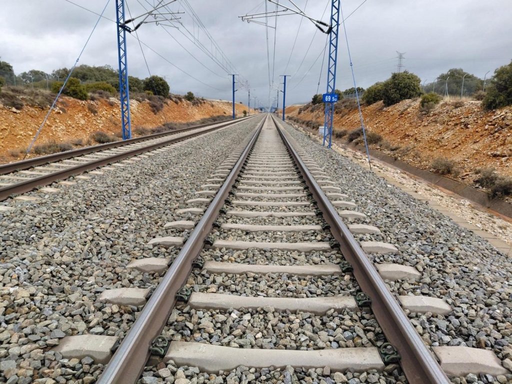 El Gobierno invierte 97 millones para subir la velocidad de trenes a Barcelona hasta 350 km/h