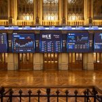 El Ibex 35 sube un 1,2% a mediodía y alcanza 17.817 puntos, impulsado por CaixaBank (+5%)