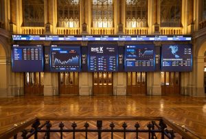 El Ibex 35 sube un 1,2% a mediodía y alcanza 17.817 puntos, impulsado por CaixaBank (+5%)