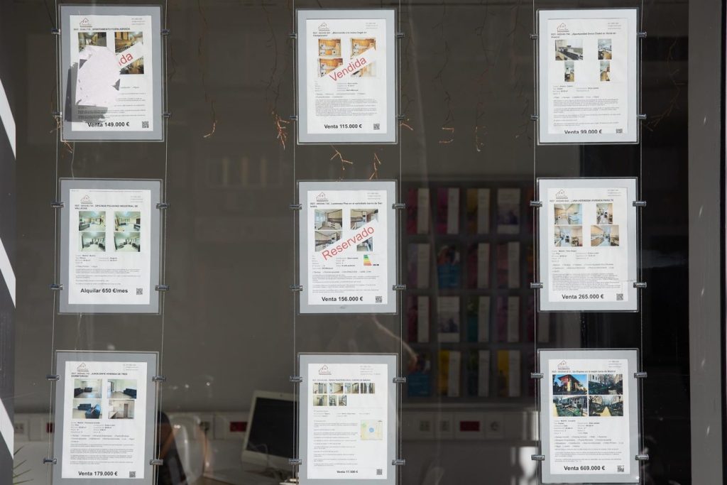 El interés por cada vivienda en alquiler sube un 14% en 2025, según Idealista.