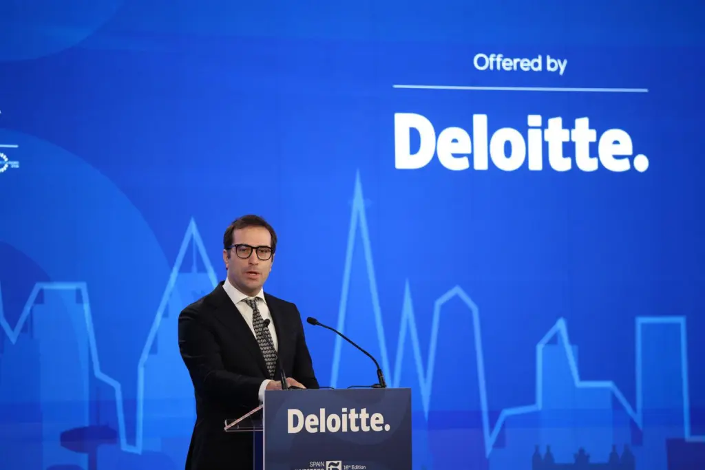 El ministro de Economía impulsa optimismo y propone más acuerdos como el de Mercosur en foro de inversores