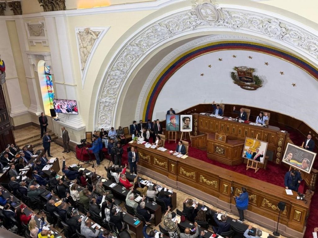 El Parlamento venezolano aprueba ley que permite explotación petrolera privada en primera lectura