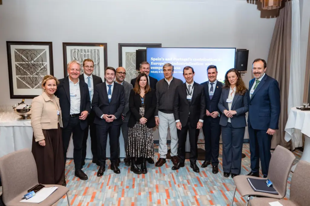 Energéticas en Davos piden acción a España y Portugal para liderar transición energética y reindustrialización