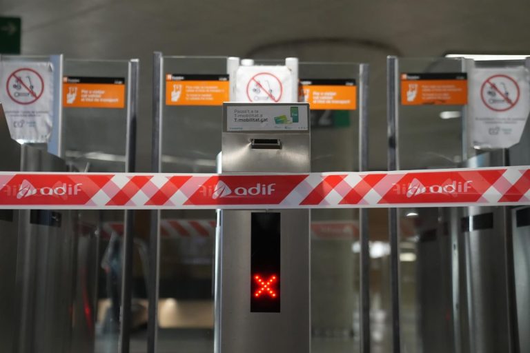 Govern, Adif y Renfe discuten la reanudación del servicio de Rodalies suspendido desde el sábado.