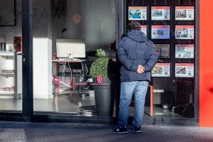 La confianza inmobiliaria cae a mínimos en dos años por menos oferta y caída en ventas, informa ESI
