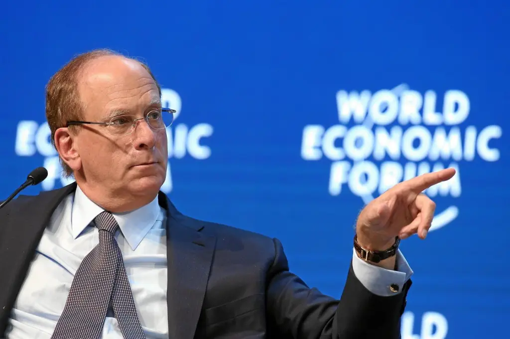 Larry Fink sugiere trasladar debates del Foro Económico Mundial fuera de Davos a otras ciudades.