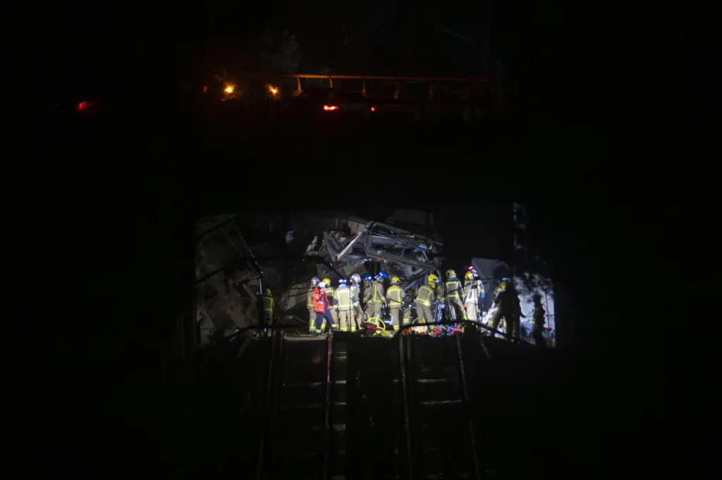 Suspenden Rodalies en Cataluña tras accidente de tren mortal por desprendimiento de muro en Gelida