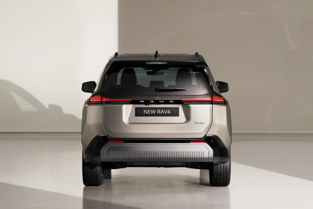 Toyota ya acepta pedidos del nuevo RAV4, disponible desde 43.500 euros en su versión híbrida eléctrica.