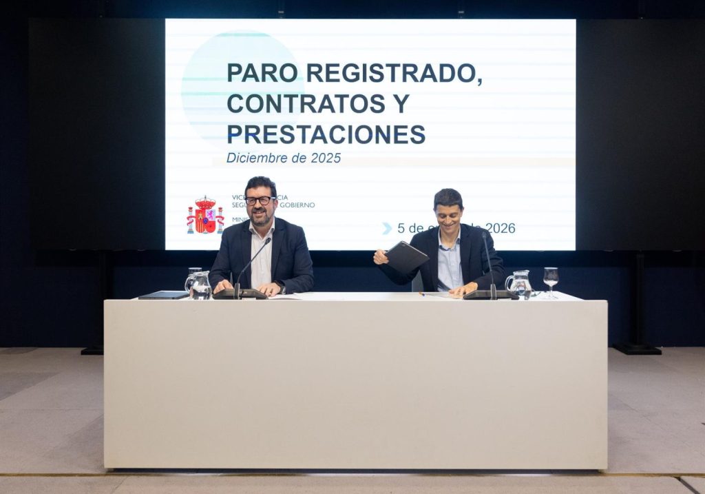 Trabajo insta a la CEOE a acordar la subida del SMI para 2026 en favor del diálogo social