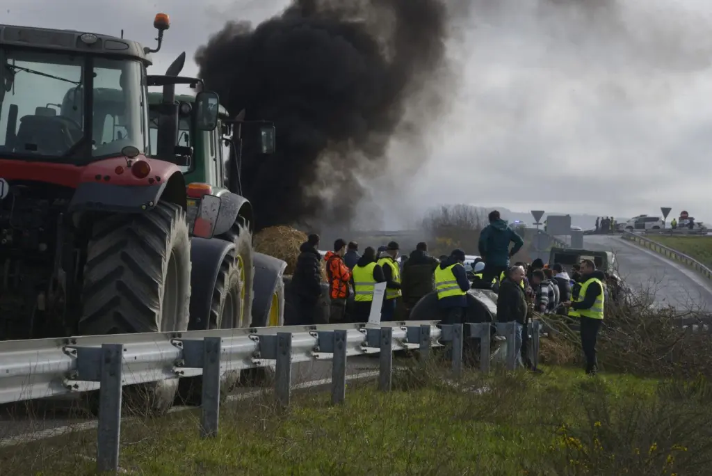 Tractoristas bloquean la A-52 en Xinzo de Limia en protesta contra el acuerdo UE-Mercosur 24 horas después