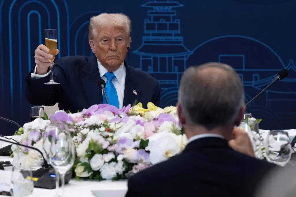 Trump amenaza a Canadá con aranceles del 100% si firma un acuerdo comercial con China