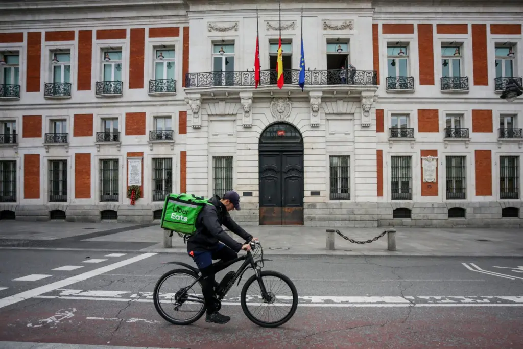 Uber Eats dejará de trabajar con repartidores autónomos en España y sigue los pasos de Glovo