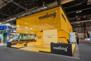 Vueling presenta en Fitur 2026 su plan innovador para la próxima década con un stand interactivo