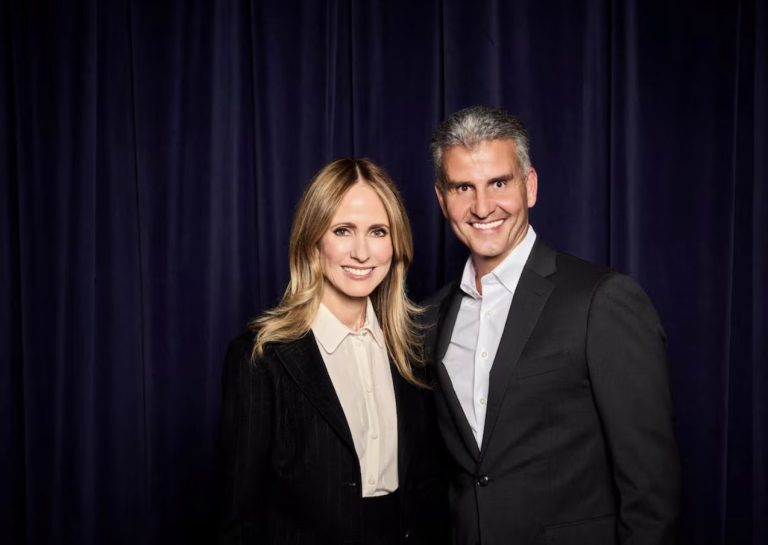 Josh D’Amaro, presidente de Disney Experiences y futuro CEO de The Walt Disney Company, y Dana Walden, copresidenta de Disney Entertainment y futura presidenta y directora creativa, posan en una foto difundida por la compañía y obtenida por Reuters en febrero