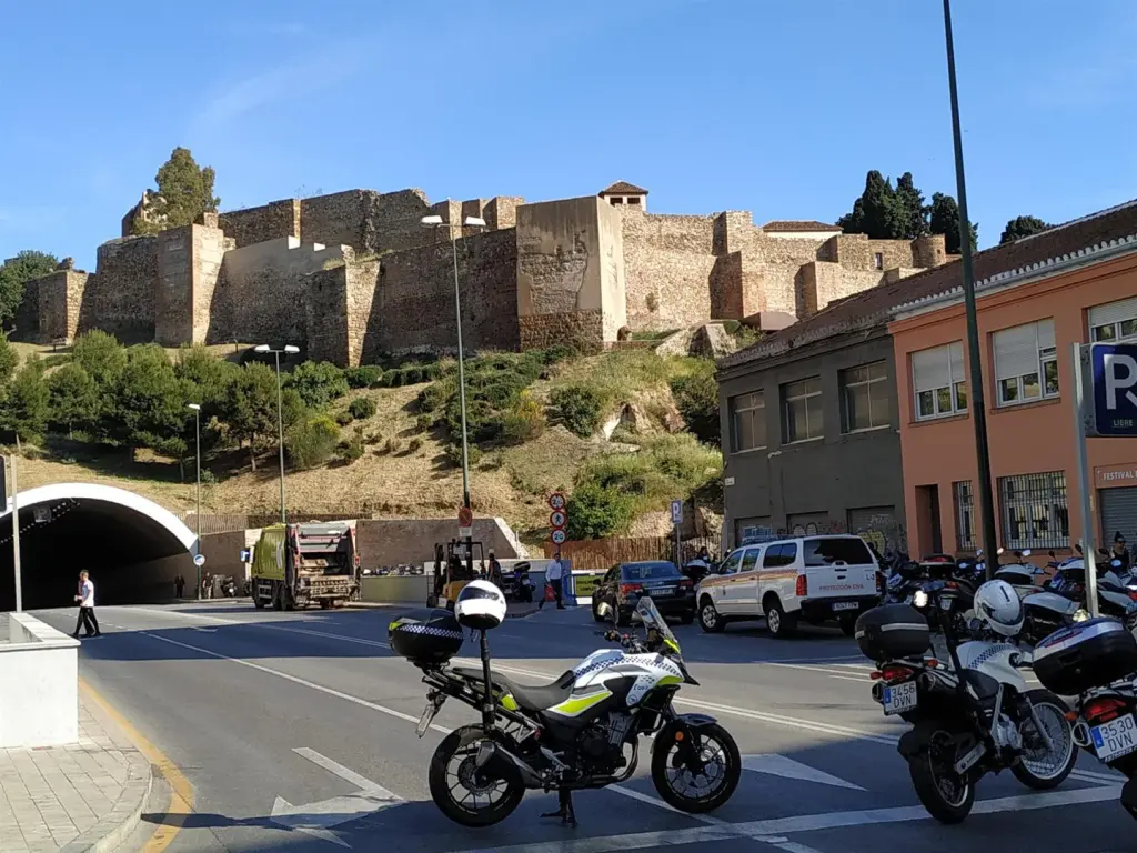 Málaga cierra la Alcazaba, Gibralfaro y parques vallados por aviso de viento de la Aemet