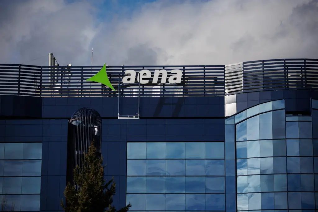 Aena baja un 2,30% en Bolsa pese a beneficios récord de 2.136 millones y aumento del dividendo.