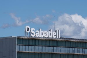 Banco Sabadell sube más del 5% en Bolsa y lidera el Ibex 35 tras iniciar recompra de acciones