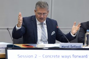 Bruselas pide a la Eurocámara ratificar pacto con EE.UU. en marzo y espera solución para el acero