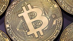 El bitcoin baja de 70.000 dólares, borrando el ‘rally’ tras la victoria electoral de Trump.