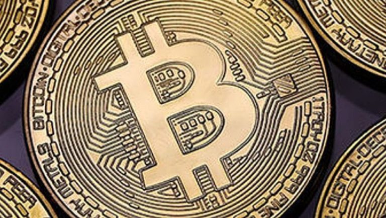 El bitcoin baja de 70.000 dólares, borrando el ‘rally’ tras la victoria electoral de Trump.