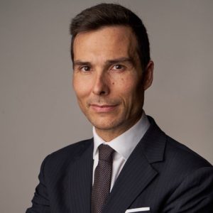 El consejero delegado de Amper, Enrique López Pérez, ganó 516.000 euros en 2025, un 35,8% más