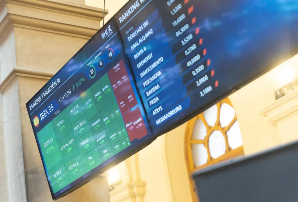 El Ibex 35 cierra en rojo perdiendo un 0,4%, pero supera los 18.100 puntos al finalizar la jornada