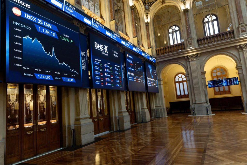 El Ibex 35 se mantiene cerca de los 18.500 puntos, con Acciona disparada un 16,2% al mediodía