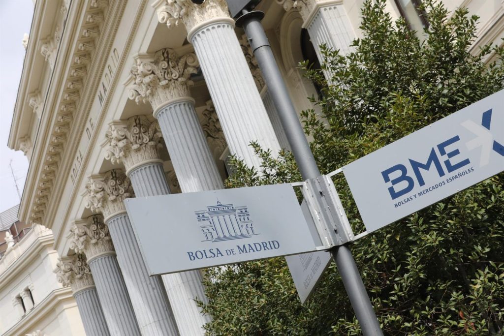 El Ibex 35 sube 1% y alcanza 18.370 puntos, revalidando máximos históricos a media sesión.