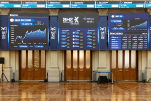 El Ibex supera los 18.000 puntos a media sesión; Sabadell rebota un 4,7% tras recompra de acciones