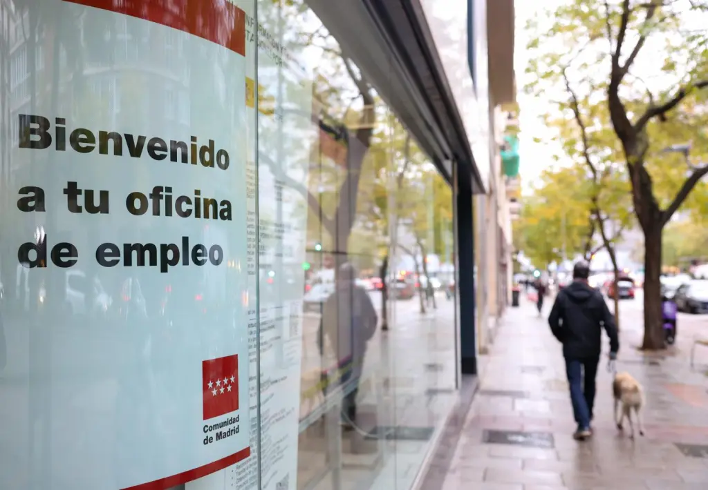 El paro sube en 30.392 personas en enero, menor alza en este mes desde 2022, liderado por servicios