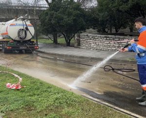 La subida del SMI sin ajustar contratos públicos costará al sector limpieza 80 millones de euros.