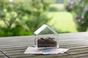 Los hogares españoles gastan casi 22.000 euros al año en servicios básicos, un 66% del salario medio.