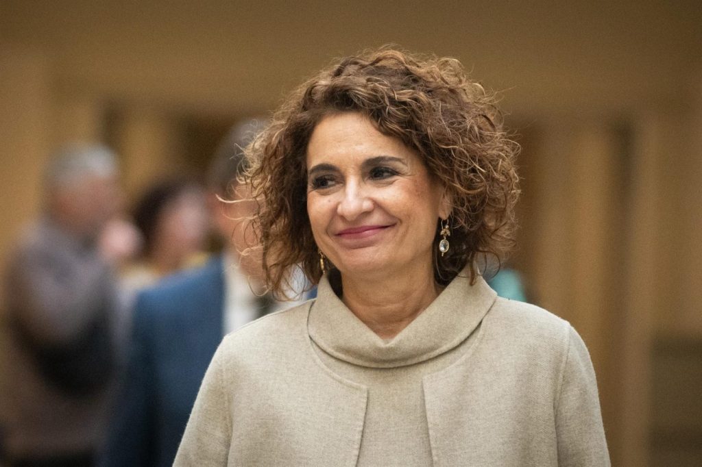 Montero apoya a Sánchez y recuerda que repartir riqueza mejora la productividad y la economía.