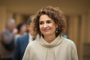 Montero apoya a Sánchez y recuerda que repartir riqueza mejora la productividad y la economía.