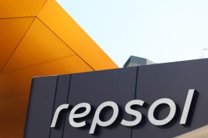 Repsol alcanza máximos en Bolsa tras ganar 1.899 millones y mejorar retribución a accionistas.