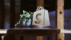 Shopify ganó 1.036 millones de euros en 2025, un 39% menos, y lanza recompra de acciones.