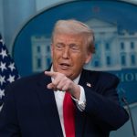 Trump, decepcionado por fallo del Supremo, impondrá arancel global del 10% en tres días