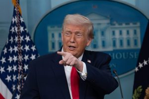 Trump, decepcionado por fallo del Supremo, impondrá arancel global del 10% en tres días