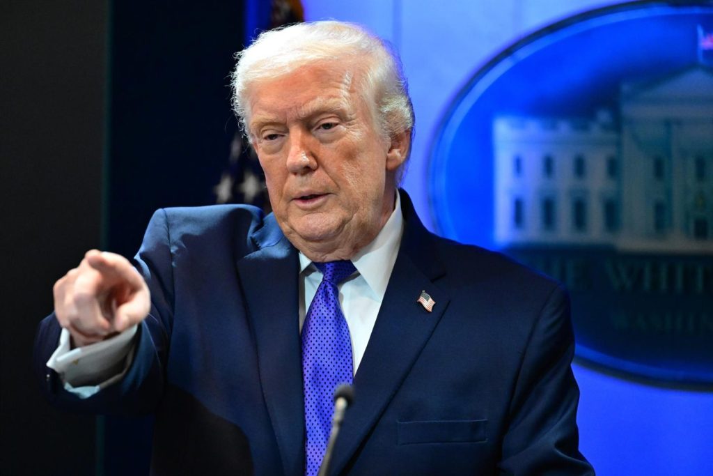 Trump sube los aranceles globales de represalia al 15% tras fallo adverso del Supremo en EE.UU.