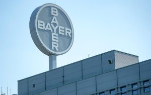 Bayer cierra 2025 con pérdidas de 3.620 M€, un 41,8% más, pero mantiene el dividendo de 0,11 €.
