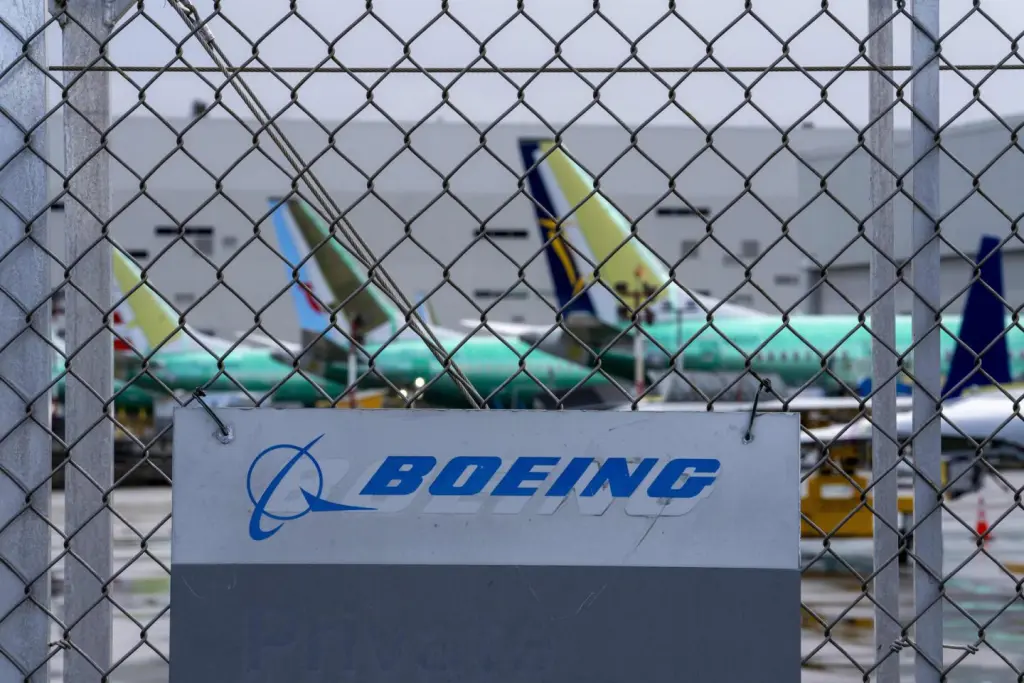 Boeing logra su mejor febrero en entregas desde 2017 y admite un fallo en el 737 Max sin afectar metas.
