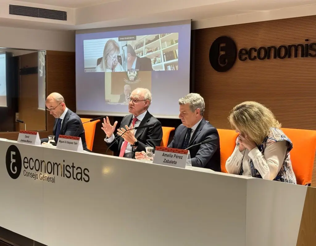Economistas prevén crecimiento del PIB del 2,4% en 2026 y paro bajo el 10% por primera vez desde 2008