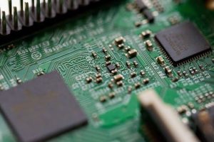 EE.UU. podría exigir licencias para exportar microchips con IA, según fuentes de Bloomberg.