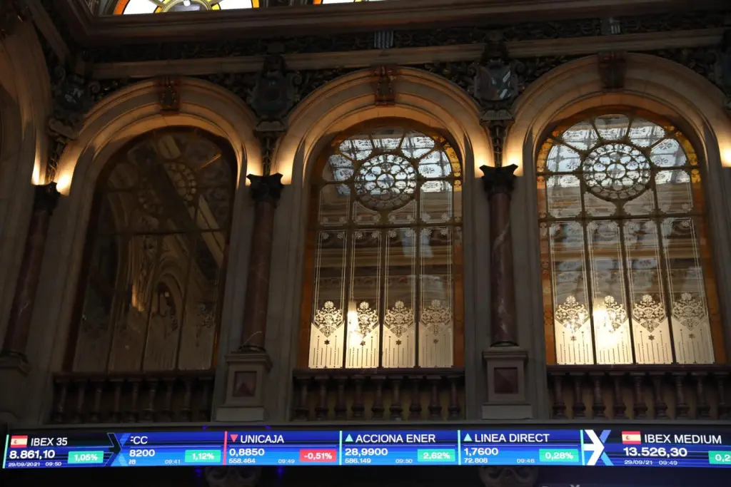 El Ibex 35 abre con ligera caída, pero se mantiene sobre 17.000 puntos; el Brent sube a 103 dólares