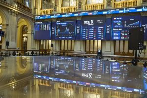 El Ibex 35 se estabiliza en 17.065 puntos a media sesión, atento a la Fed y BCE esta semana